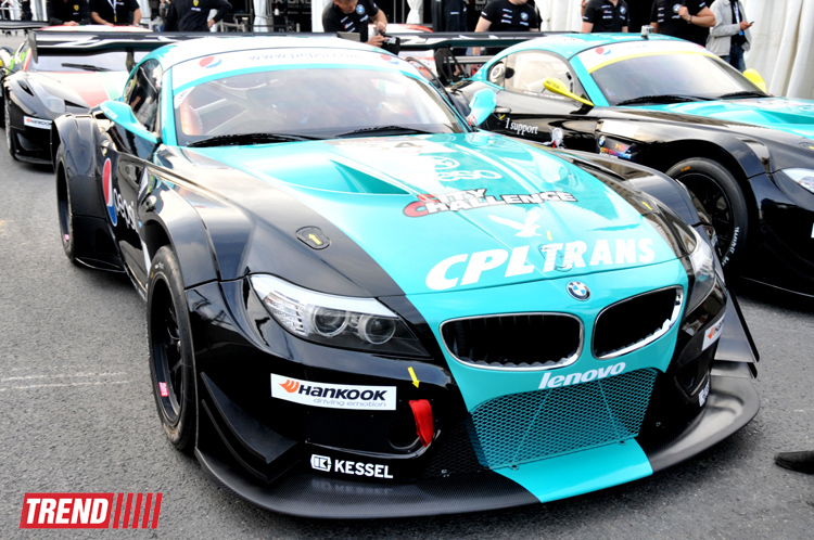 В Баку стартовал парад гоночных машин, участвующих в City Challenge (Фото)